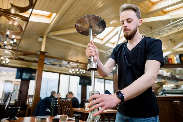 Preparando a shisha, aka nargile ou narguilé em um restaurante, colocando a xícara no topo — Fotografia de Stock