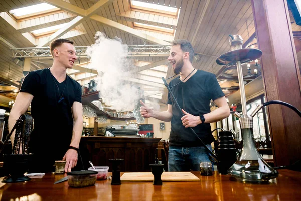 Dois senhores barmen preparar narguilé sisha no bar narguilé. Preparação de tabaco . — Fotografia de Stock