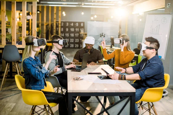 Cinq hommes d'affaires divers sont en train de développer un projet en utilisant des lunettes de réalité virtuelle. le concept de technologies du futur — Photo