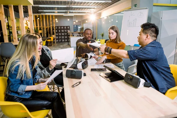 Teamwork försöker enheter och Virtual Reality glasögon för arbete i Creative Office. Fem olika unga människor som använder ny teknik vid uppstart. Trender, samhälls-och affärsidé — Stockfoto