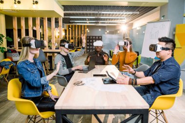 Beş çok ırklı genç öğrenci kapalı sanal gerçeklik gözlüğü giyiyor - Mutlu insanlar yeni teknoloji vr kulaklık gözlük ile eğlenmek - Yeni nesil mani trendleri kavramı