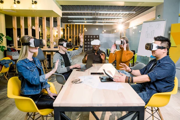 가상 현실 안경을 실내에 착용 하는 5 명의 다민족 젊은 학생 - 새로운 기술 VR 헤드셋 고글재미 행복 한 사람들 - 새로운 세대 매니아 트렌드 개념 — 스톡 사진