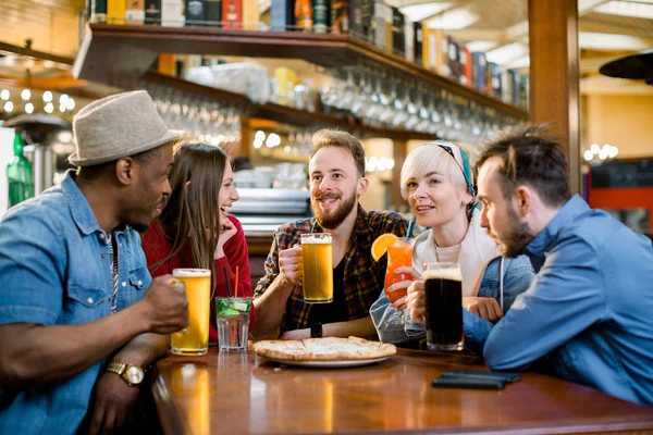 Çeşitli arkadaşlar var eğlence pizzacı öğle yemeği için toplantı, çok ırklı meslektaşları yemek pizza konuşuyor ve İtalyan restoranı bir haberde tartışırken, birlikte takılmak kafede oturan genç insanlar konuşmak — Stok fotoğraf