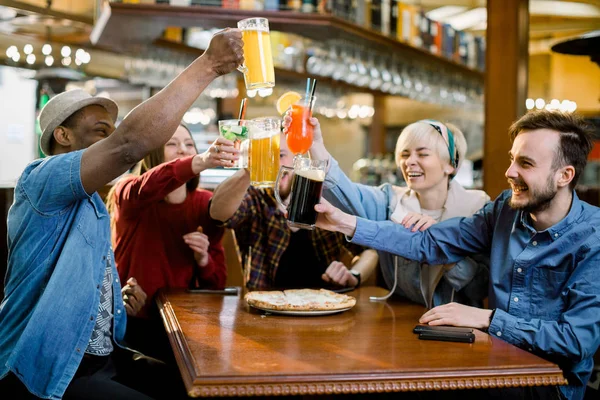 Heyecanlı farklı arkadaşlar futbol taraftarları birlikte pizza yeme bira içme kazanan takım destekleyen kafede tv'de oyun online izlerken zafer gol puanı kutluyor — Stok fotoğraf