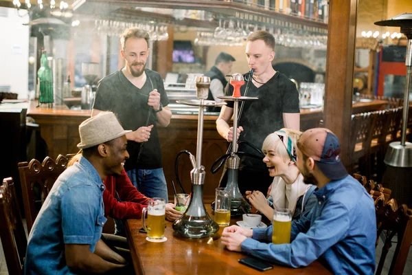 바 또는 나이트 클럽에서 hookah 흡연 물담배, 친구의 팀 웃음, 이야기와 맥주를 마시는. — 스톡 사진