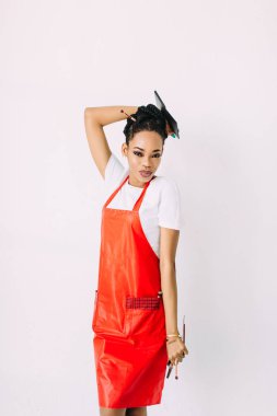 Güzel genç Afro-Amerikan güzellik kadını beyaz izole, fırçalar ve göz farları makyaj seti tutan