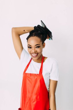 Güzel genç Afro-Amerikan güzellik kadını beyaz izole, fırçalar ve göz farları makyaj seti tutan