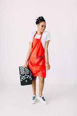 Güzel genç Afro-Amerikan güzellik kadın özel durumda makyaj ekipmanları seti tutan, beyaz arka plan üzerinde izole