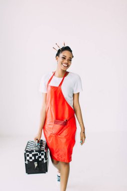 Güzel genç Afro-Amerikan güzellik kadın özel durumda makyaj ekipmanları seti tutan, beyaz arka plan üzerinde izole