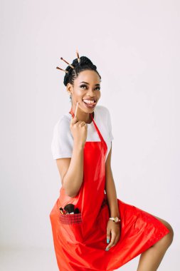 Güzel genç Afro-Amerikan güzellik kadın özel durumda makyaj ekipmanları seti tutan, beyaz arka plan üzerinde izole