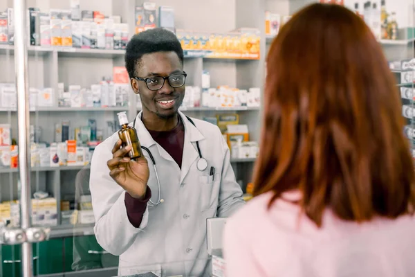 Eczane Afrikalı adam eczacı ve kadın müşteri