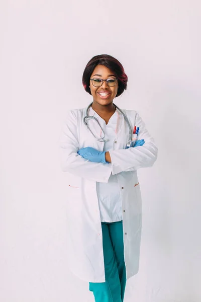 젊은 미소 아프리카 계 미국인 여자 의사 에 의료 장갑과 옷, 고립 에 흰색 — 스톡 사진