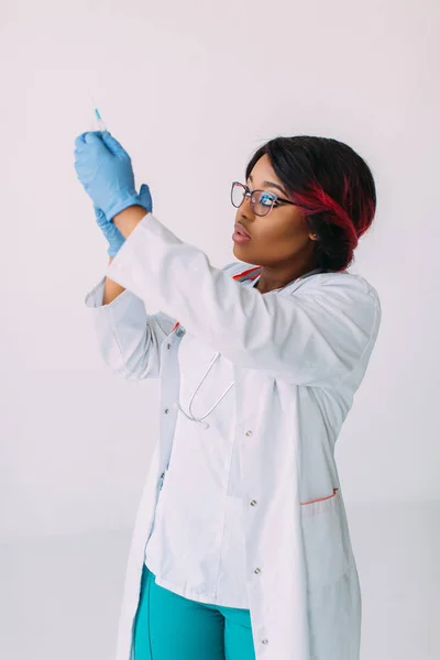 주사기를 들고 의료 마스크를 쓰고 웃고 있는 아프리카 계 미국인 의사 — 스톡 사진