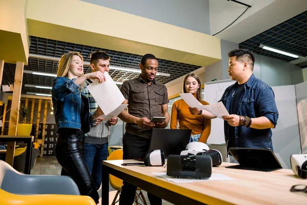 Unga människor programvara programmerare testa en ny Apps med 3D Virtual Reality Glasögon, bärbara datorer och tabletter i Office. — Stockfoto