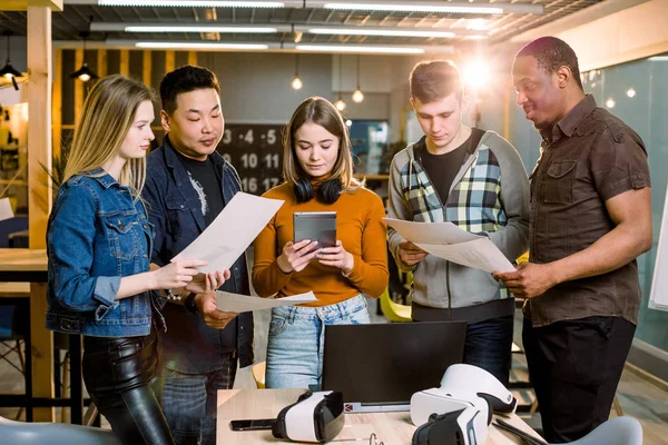 Multirasistiska affärsteam använder Tablet PC, laptop och Virtual Reality headset i Office Meeting. Utvecklare möte med Virtual Reality Simulator runt bordet i Creative Office. — Stockfoto