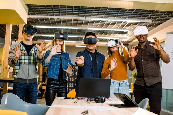Teamwork försöker Virtual Reality glasögon för arbete i Creative Office. Unga människor som använder ny teknik vid uppstart. Trender, samhälls-och affärsidé — Stockfoto
