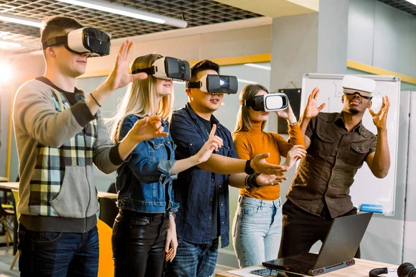 Incroyable cinq jeunes travailleurs indépendants collègues toucher l'air au cours de l'expérience VR. Plan horizontal . — Photo