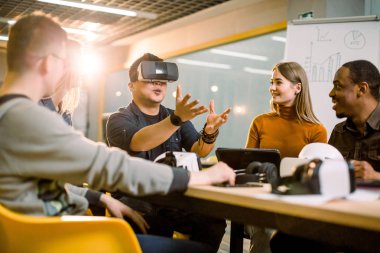 İş Adamları Grubu Beyin Fırtınası Sırasında Vr Kulaklık test, Team 3d Gözlük Toplantı Sanal Gerçeklik Teknoloji Kavramı
