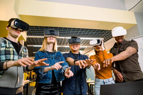 Jeunes entreprises multiraciales Des personnes portant des lunettes de réalité virtuelle à l'air touchant lors de la conférence VR Meeting au bureau. Hommes et femmes d'affaires utilisant des lunettes VR dans la salle de réunion . — Photo