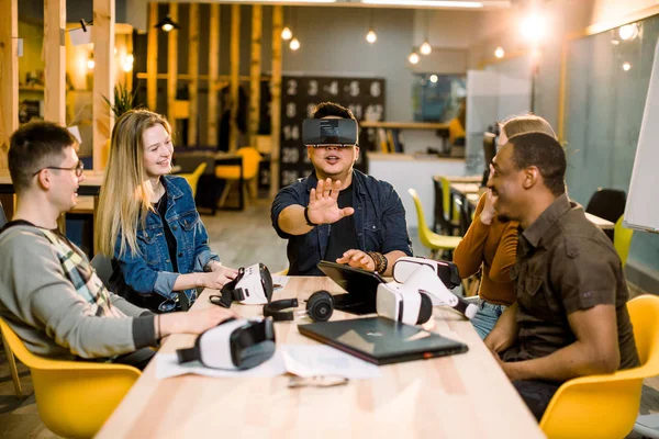 Business People Group testa VR headset under brainstorming, team i 3D-glasögon på mötet virtuell verklighet teknikkoncept — Stockfoto