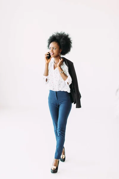 Sorridente giovane afro americana donna d'affari utilizzando il telefono cellulare — Foto Stock