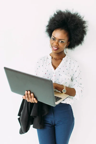 Jovem mulher de negócios afro-americana usando o laptop — Fotografia de Stock