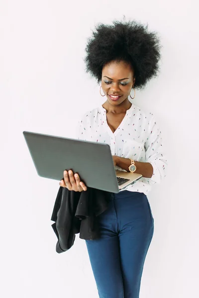 Jonge Afro-Amerikaanse zakenvrouw die de laptop gebruikt — Stockfoto