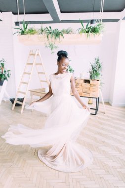 Stüdyoda tropikal buket ile güzel afrikalı amerikalı gelin