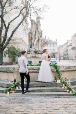 Romantik düğün çift, Lviv, Ukrayna antik bölümünde açık düğün töreni öncesi birbirleriyle toplantı