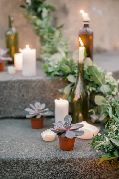 Esküvő dekoráció, díszített kő lépcső fehér égő gyertya és friss növényzet, a virágok és a pozsgások — Stock Fotó