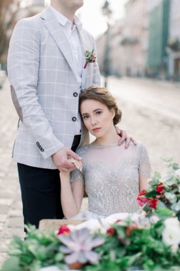 Masada oturan damat ve gelin, antik kent merkezinde iki adet settelik. Sabah şehirde Rustik tarzı düğün