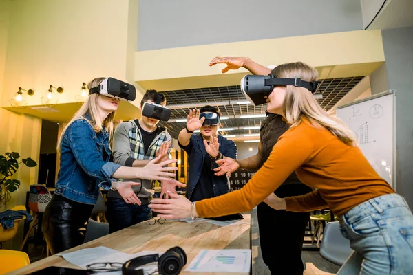 Vr kulaklık video izlerken rahat giyim Mutlu genç iş adamları, gesturing ve eğlenmek