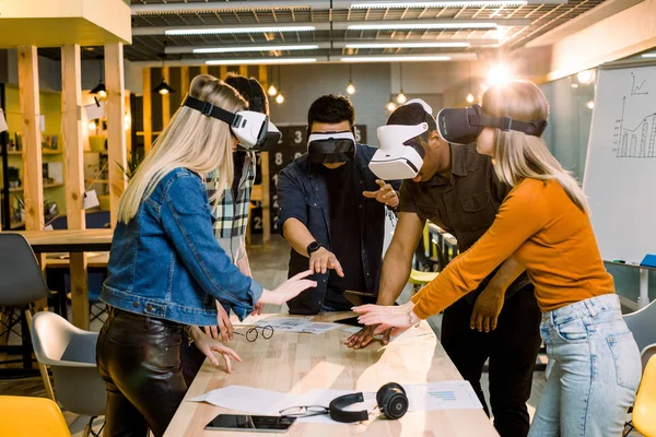 Ungdomar som har roligt med den nya tekniken vr headset goggles — Stockfoto