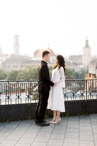 Pareja asiática en la azotea. Increíble arquitectura europea sobre fondo —  Fotos de Stock