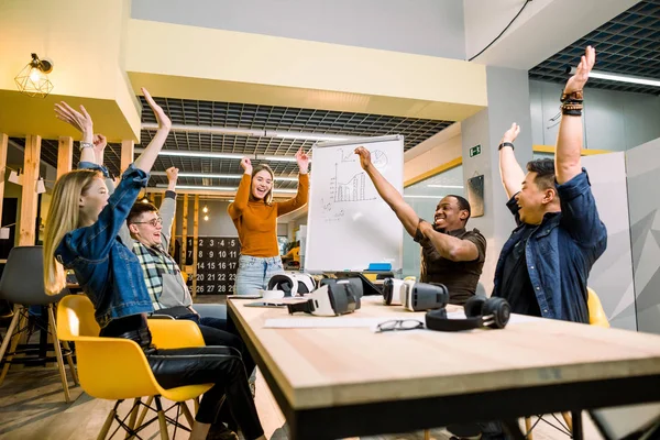 Young Business team med hands up för ny start med VR Goggles eller seger i Creative Office. Glada olika människor ger styrka motivation. Co-working och teamwork Concept — Stockfoto