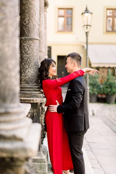 Joven hermosa pareja china en el amor abrazándose unos a otros en la calle de la ciudad vieja, vacaciones de verano en Europa, viajes, diversión, feliz, sonriendo, fecha, abrazando —  Fotos de Stock