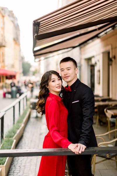 假期，约会和爱情故事婚礼概念 - 美丽的亚洲夫妇手牵手，在老城的咖啡馆接吻 — 图库照片