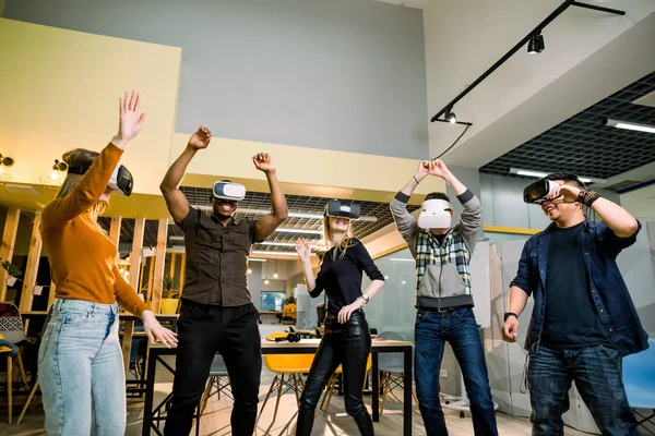 VR Business Gente que usa realidad virtual con aire conmovedor y baile durante la VR Meeting Conference en la oficina. Hombre y mujeres de negocios en ropa casual usando gafas VR en la sala de reuniones . —  Fotos de Stock