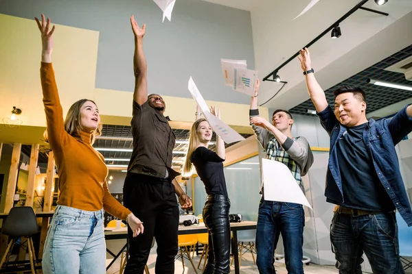 Young Business team med hands up för ny start eller seger i Creative Office. Glada olika människor ger styrka motivation. Co-working och teamwork Concept — Stockfoto