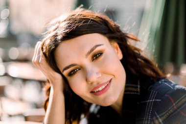 Siyah şık ceket inanılmaz genç esmer bayan yaz güneşportresi kadar yakın, gülümseyerek ve şehirde sabah açık havada zevk, yaz renkleri