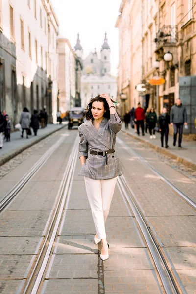 Bella donna in piedi sulla strada del tram e godersi la passeggiata in città — Foto Stock