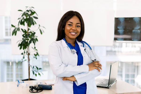 Portrait Of Female Doctor In Doctors Office. Successful African woman doctor standing in office — 스톡 사진