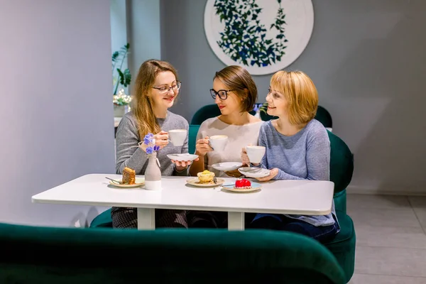Strom mladé krásné ženy nejlepší přátelé. Horizontální záběr krásné ženy mluvit a bavit se při pití kávy a jíst dezerty v kavárně. Ženy přátelé drbání během kávy. — Stock fotografie