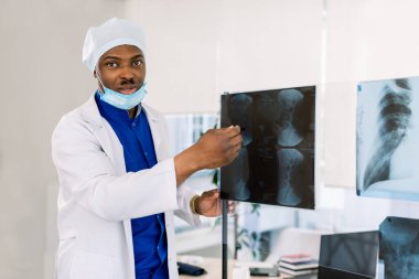 Radyografiye bakan genç Afrikalı erkek doktor ya da radyoloji uzmanı portresi