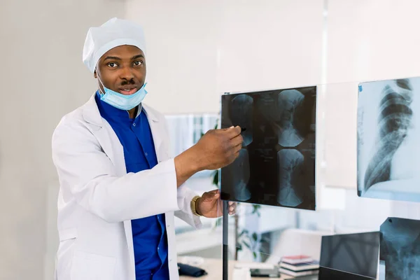 Portrait d'un jeune médecin chirurgien ou radiologue africain regardant une radiographie — Photo