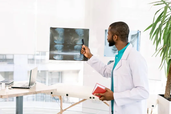 Travailleur de la santé afro-américain aux rayons X. Portrait d'un médecin regardant une radiographie — Photo