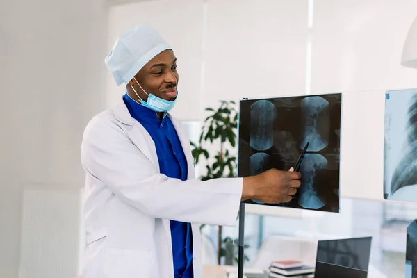 Portrait d'un jeune médecin chirurgien ou radiologue africain regardant une radiographie — Photo