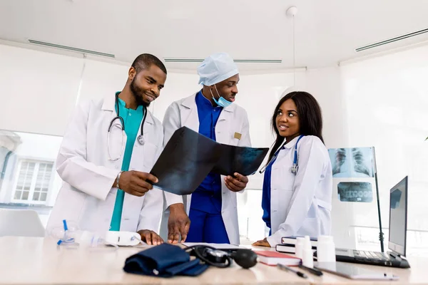 방사선, 사람 및 의학 개념 - 3 명의 아프리카 의사, 외과의사 및 방사선 전문의의 그룹, 병원에서 X-ray 이미지를 보고 토론 — 스톡 사진