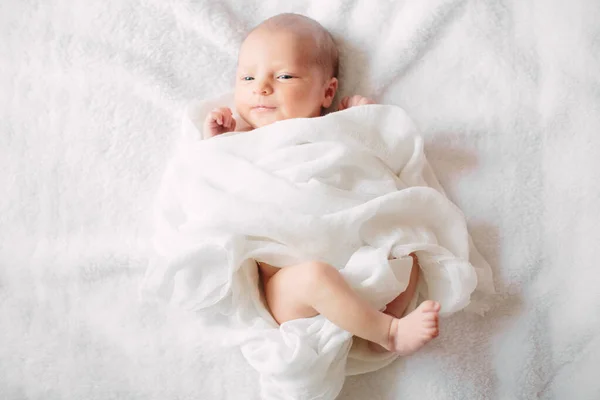 Mignon nouveau-né fille dormir sur un tissu à fourrure portant bandeau blanc — Photo