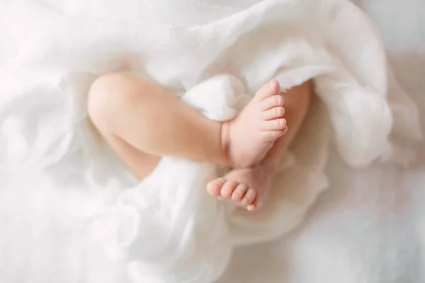 Mignon nouveau-né fille dormir sur un tissu à fourrure portant bandeau blanc — Photo